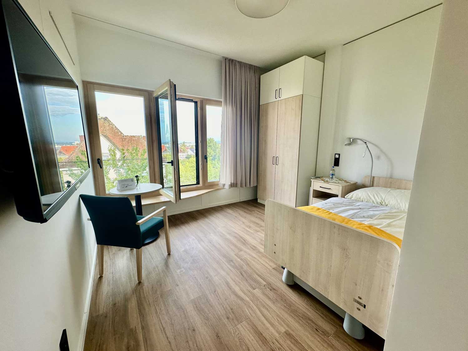 hospital-zum-heiligen-geist-mettnau-zimmer-aussicht-bett-schrank
