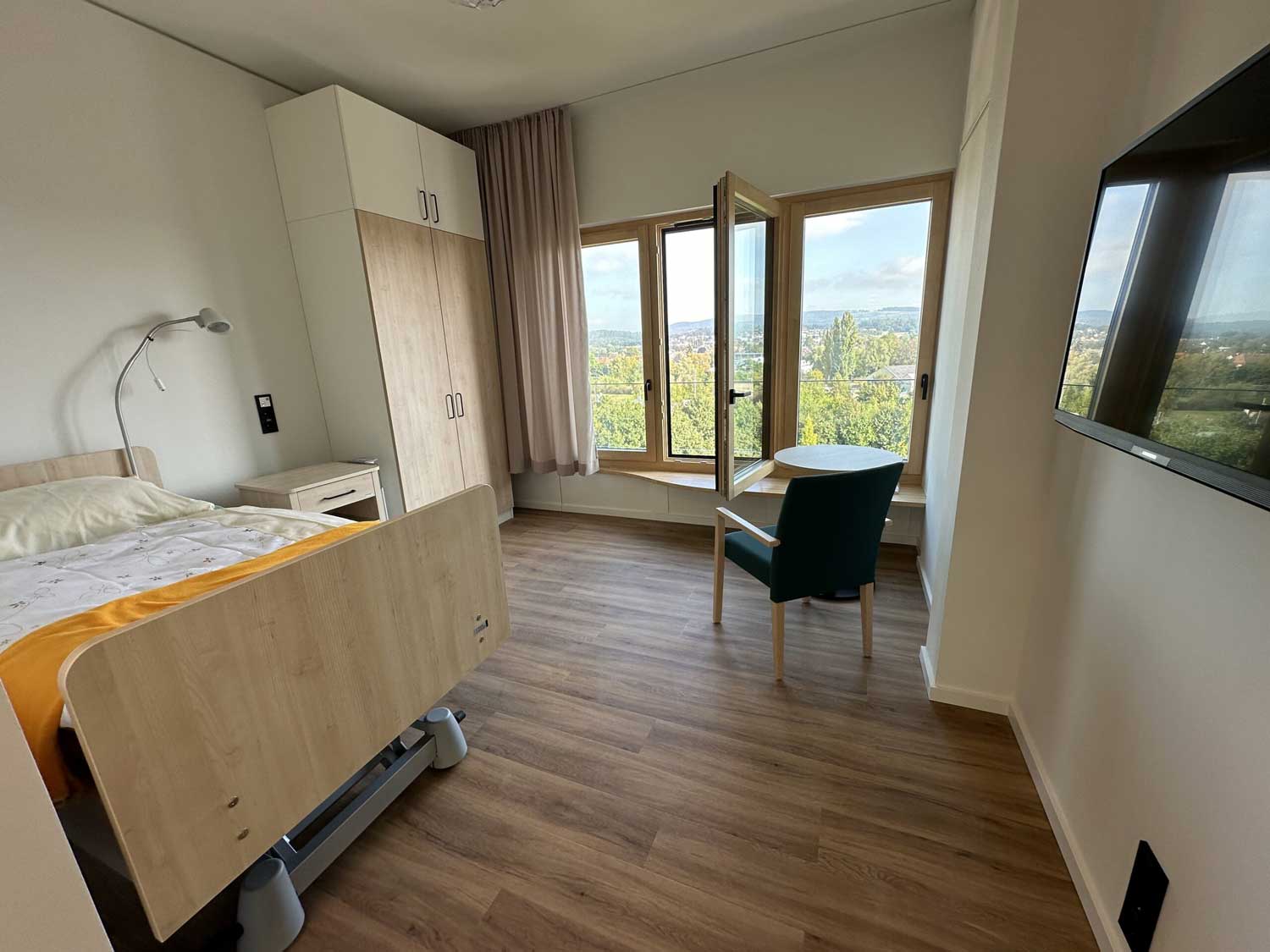hospital-zum-heiligen-geist-mettnau-zimmer-aussicht-bett-schrank2