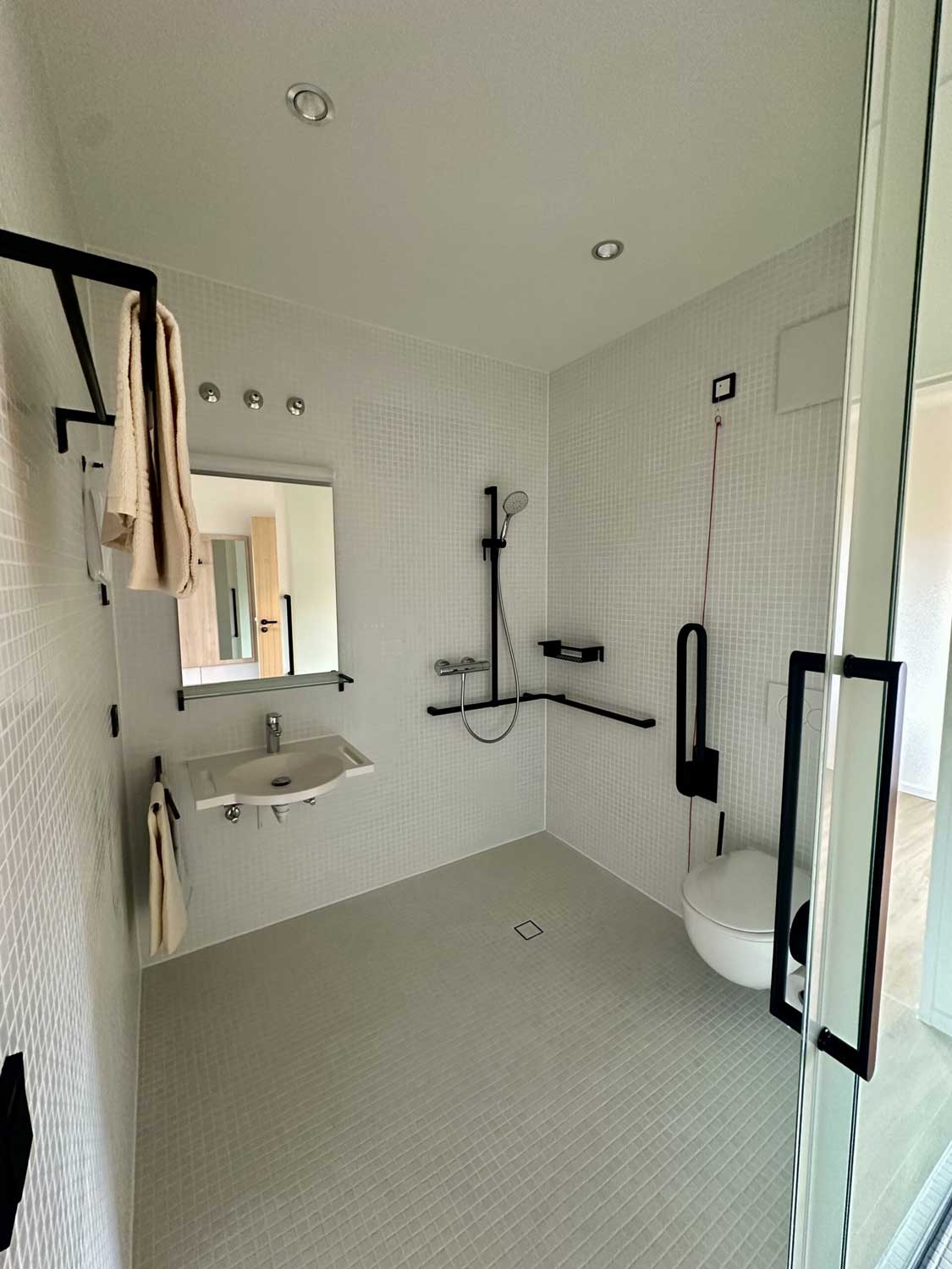 hospital-zum-heiligen-geist-mettnau-zimmer-bad-dusche-barrierefrei